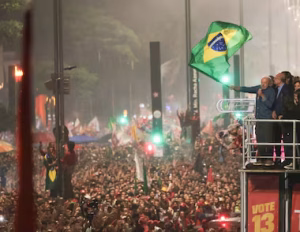 Após reeleição de Lula, dólar dispara mais de 8% no Brasil e fundo de ações brasileiras despenca 15% no Japão